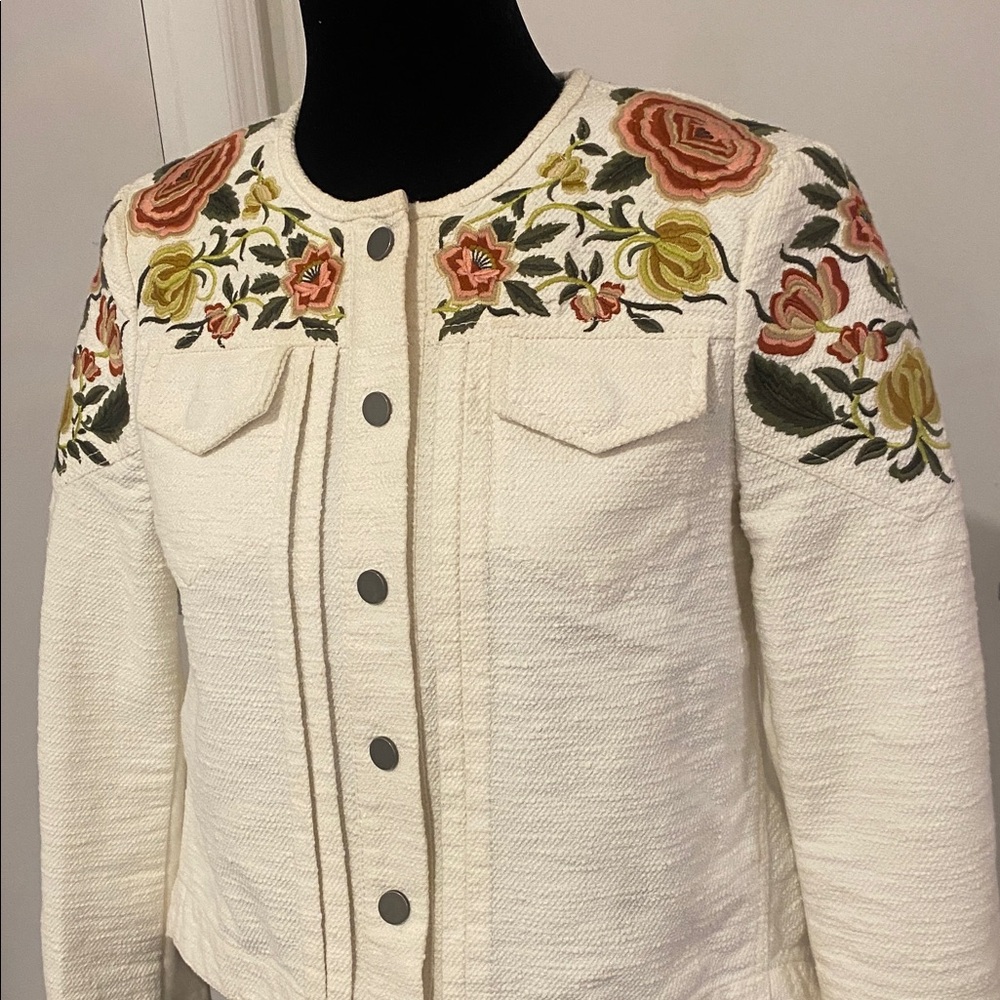 BCBG MAX Azria
Off-White long sleeved floral Embroidered Jacket Size X-Small - Picture 4 of 17